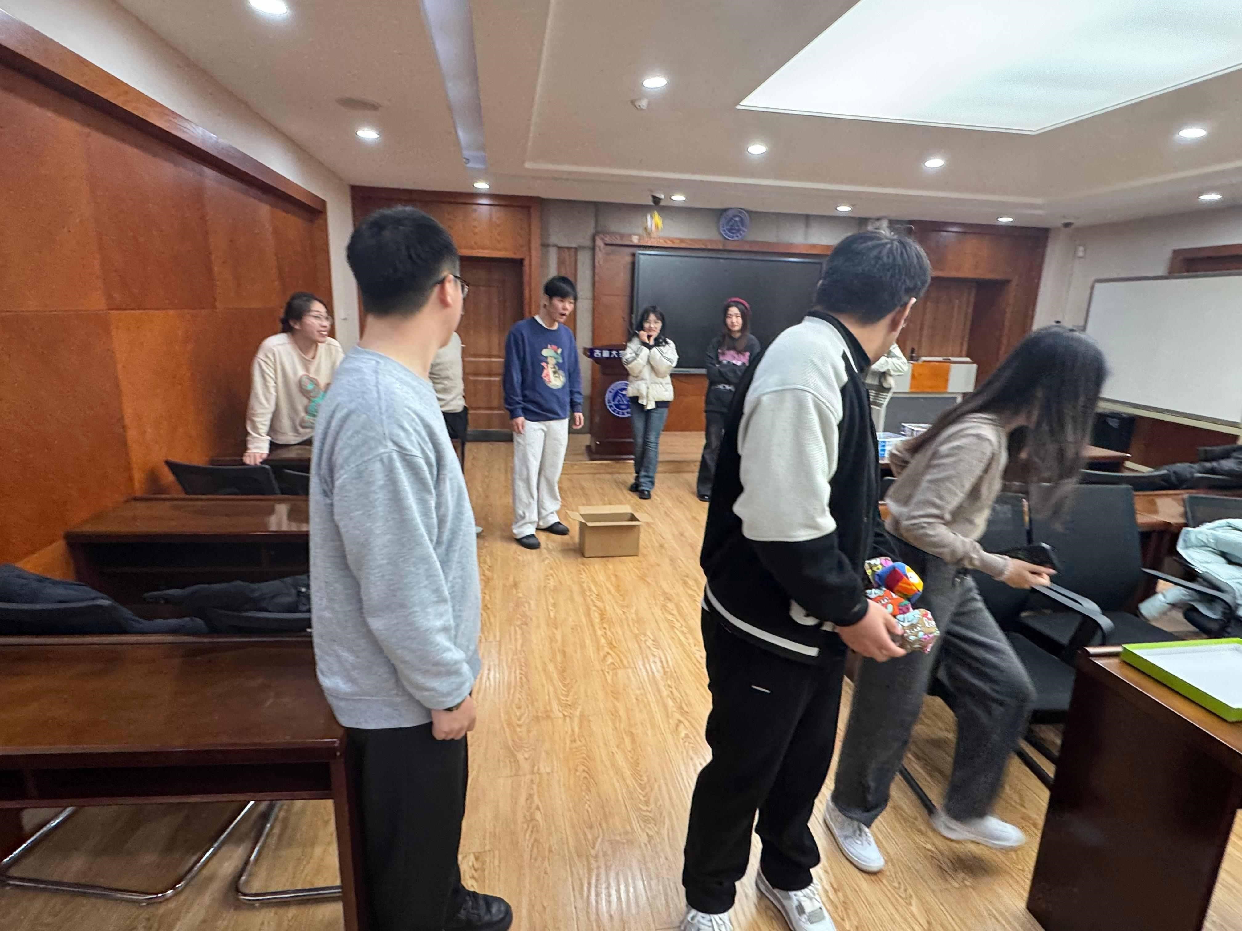 2025年“朋辈协力·心理成长”系列活动——韩国三级片
研究生成功开展四院联合“青春跃动，心灵同行”团体交流活动